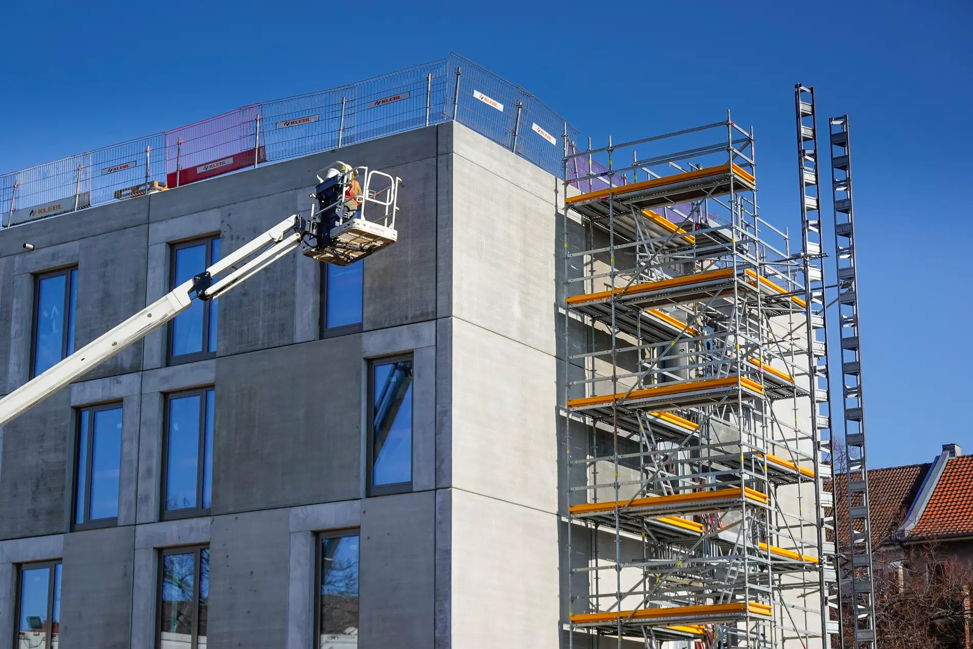 Bau von Flüchtlingsunterkünften Baugerüst an einer modularen Unterkunft für Flüchtlinge.