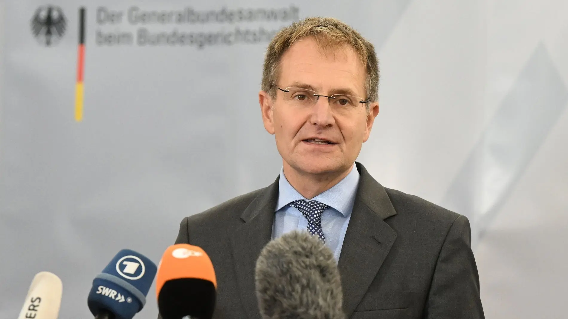 Generalbundesanwalt Peter Frank bei einer Presseerklärung vor 4 Mikrofonen