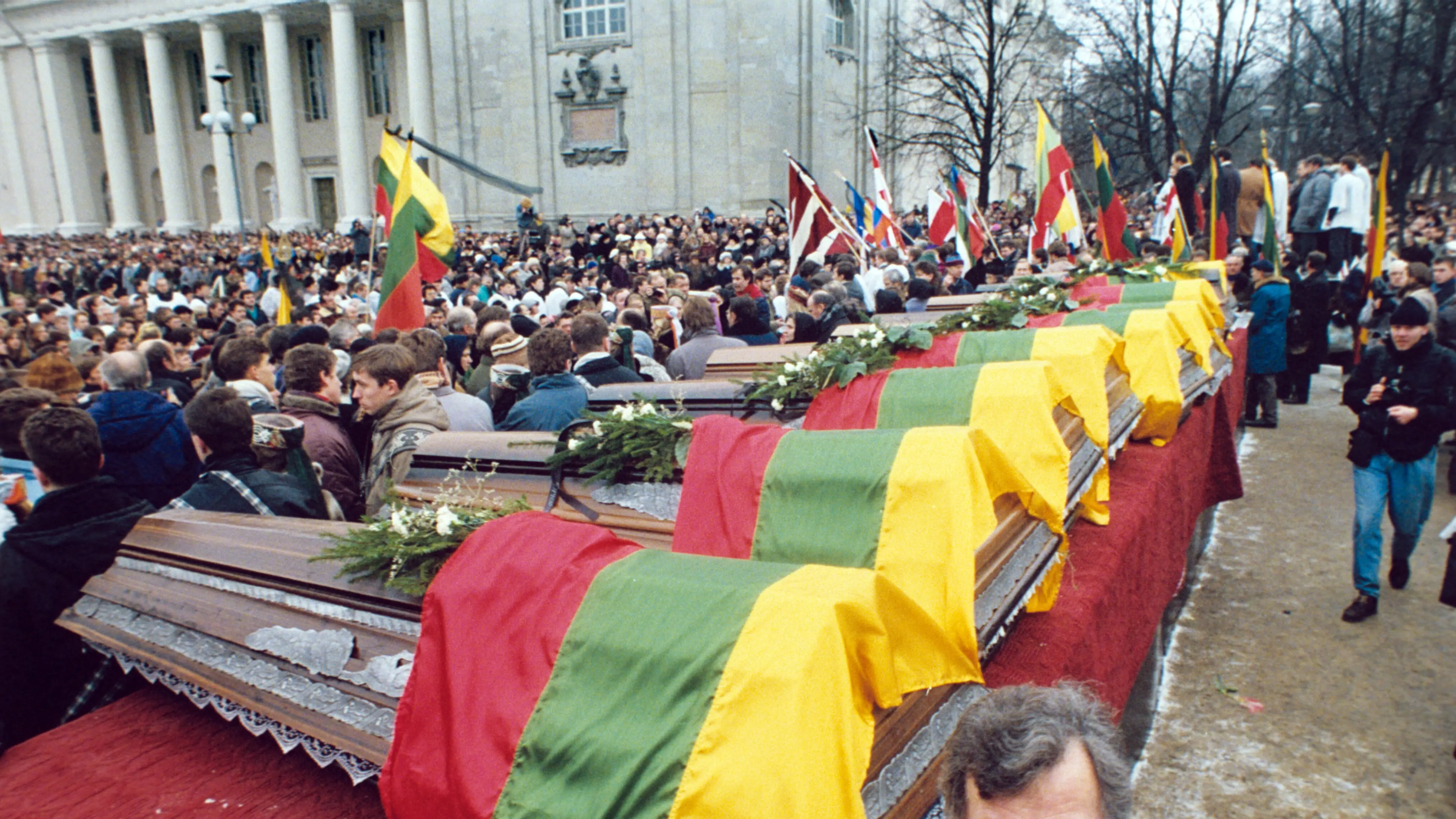 In die litauische Flagge eingehüllte Särge