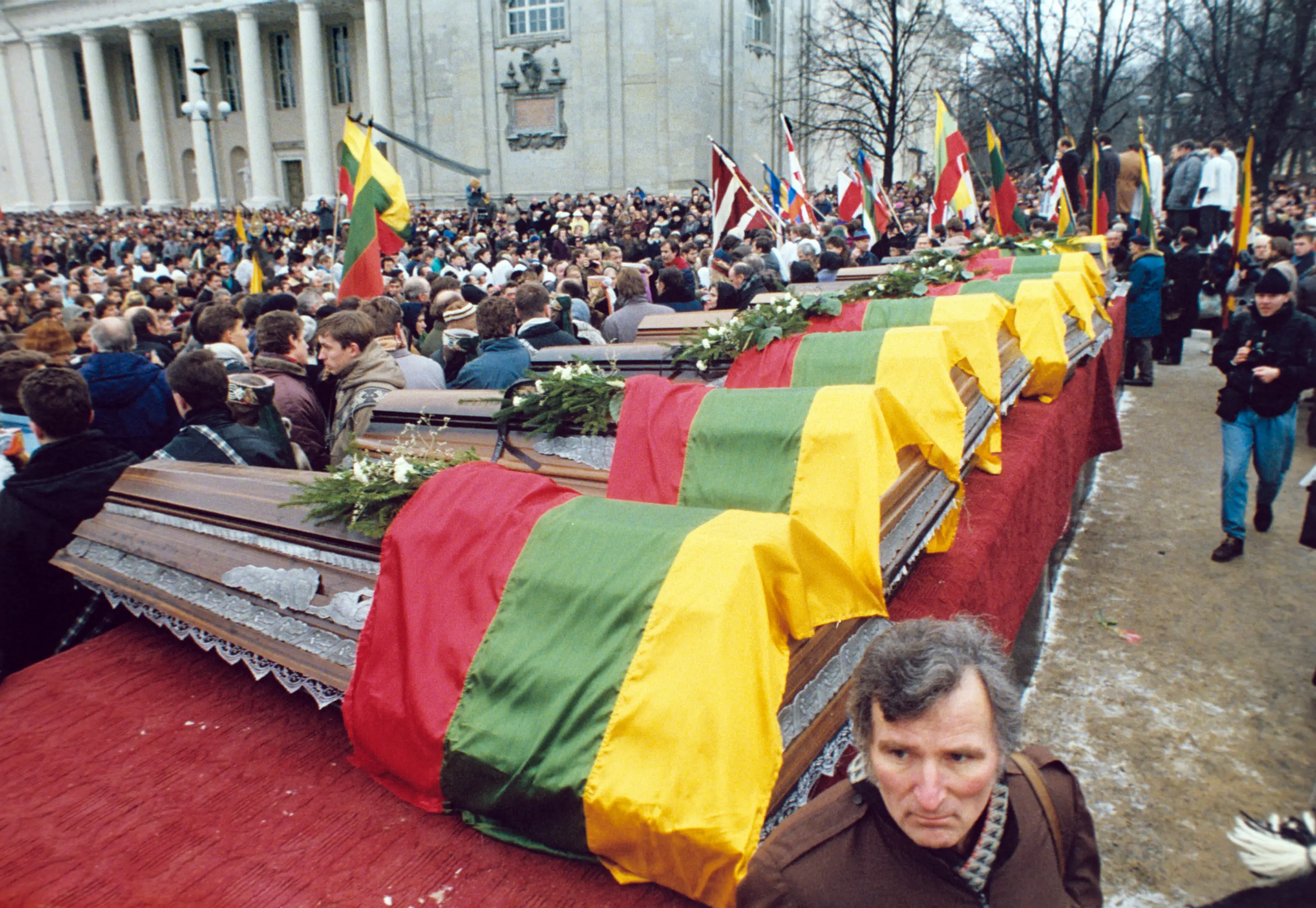 In die litauische Flagge eingehüllte Särge