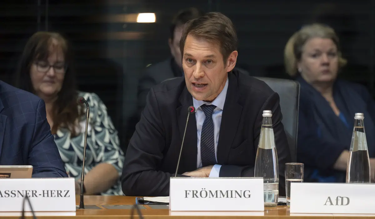 Götz Frömming am Mikrofon
