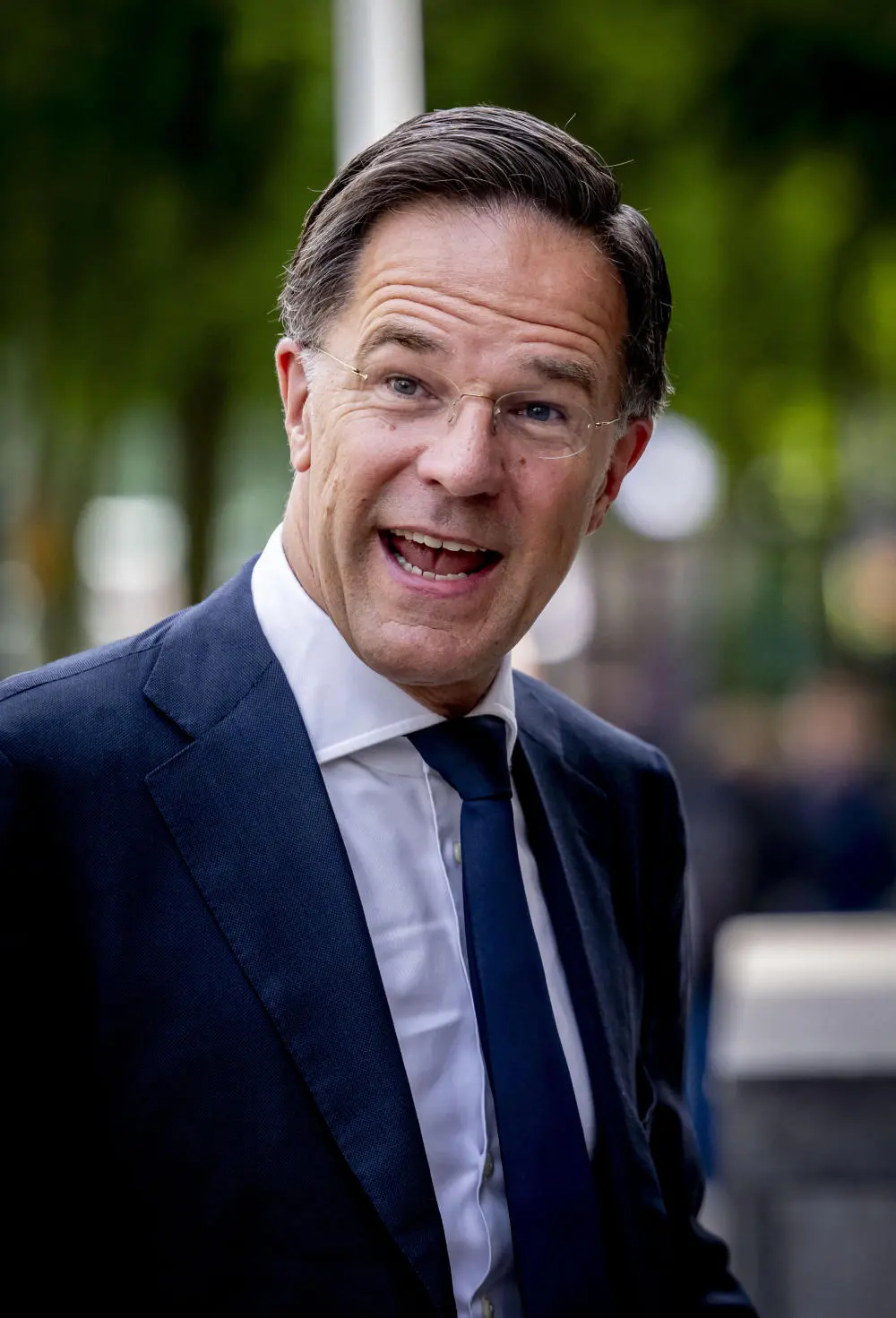 Mark Rutte im Anzug mit Krawatte und Brille