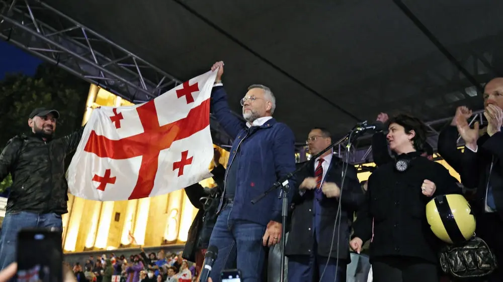 Michael Roth bei den Protesten in Georgien Menschen versammeln sich, um nach der Verabschiedung des Gesetzes über die „Transparenz ausländischer Einflussnahme“ zu protestieren.