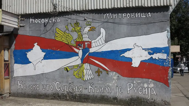 Graffiti mit der Aufschrift „Kosovo ist Serbien – Krim ist Russland“ in der Stadt Mitrovica