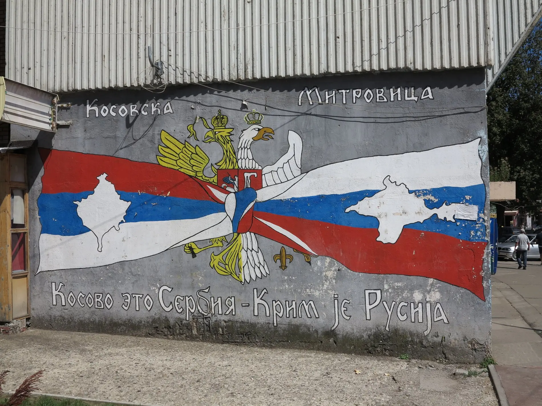 Graffiti mit der Aufschrift „Kosovo ist Serbien – Krim ist Russland“ in der Stadt Mitrovica