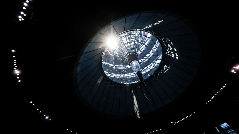 Sonne scheint auf die Spiegel der Kuppel des Reichstagsgebäudes