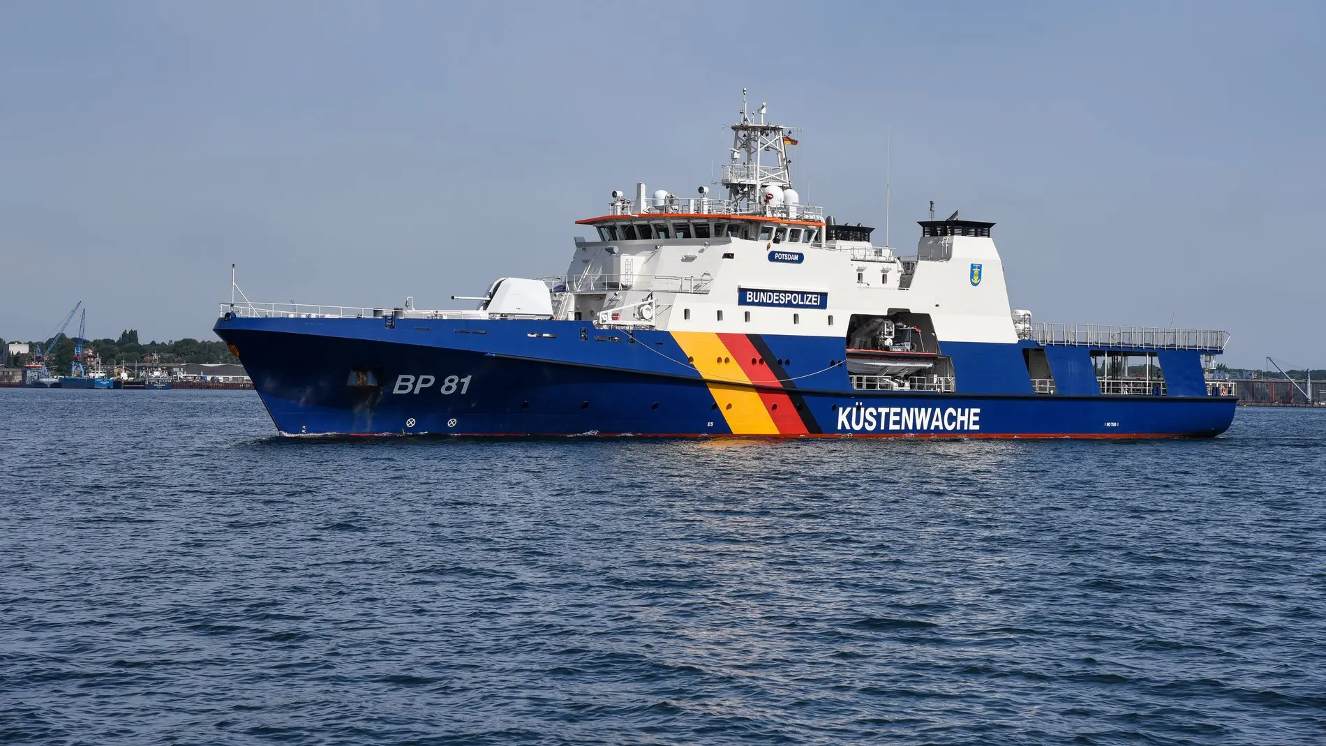 Ein Patrouillenboot der Bundespolizei läuft in die Kieler Förde ein.  