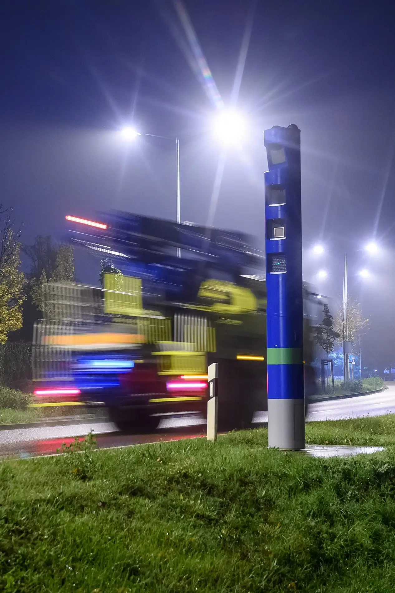 Ein Lastwagen fährt am frühen  Morgen an einer Mautkontrollsäule vorbei.