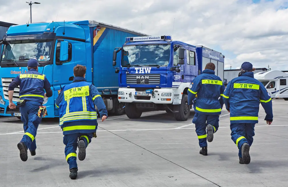 Eine Einsatztruppe des Technischen Hilfswerks auf dem Weg zu ihrem Fahrzeug.