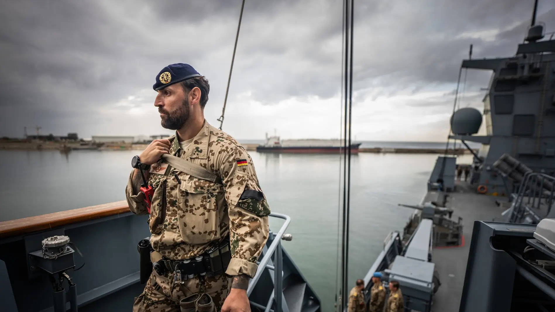 Ein Soldat der Bundeswehr steht auf der Fregatte
