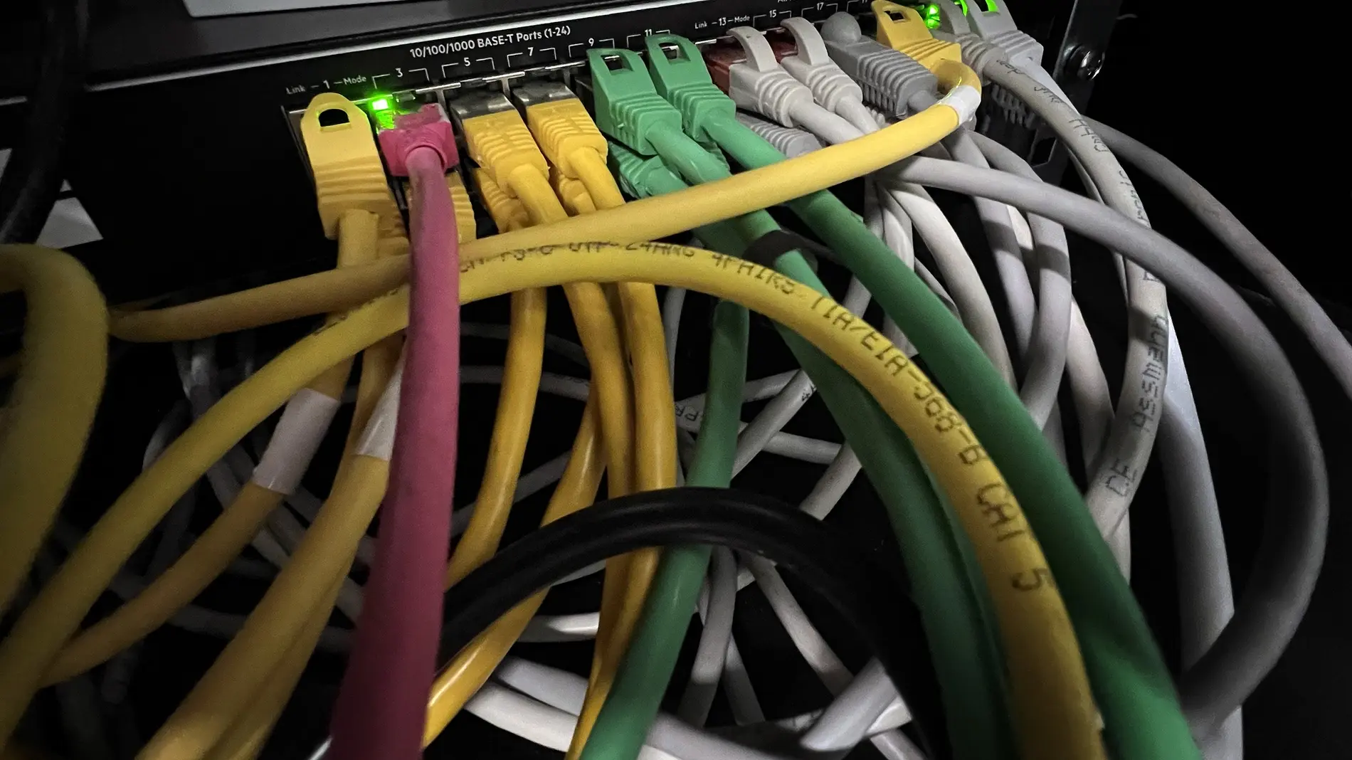 Nahaufnahme eines Internetrouters mit zahlreichen Kabeln