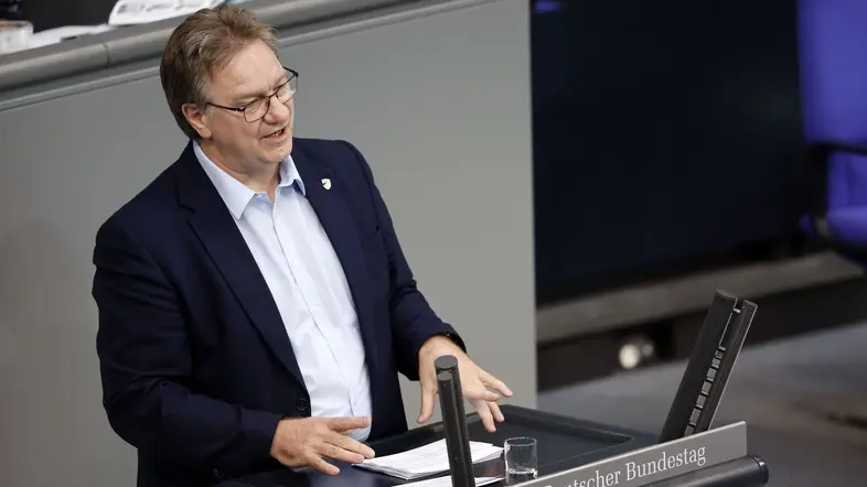 Ralph Lenkert hält eine Rede im Deutschen Bundestag.