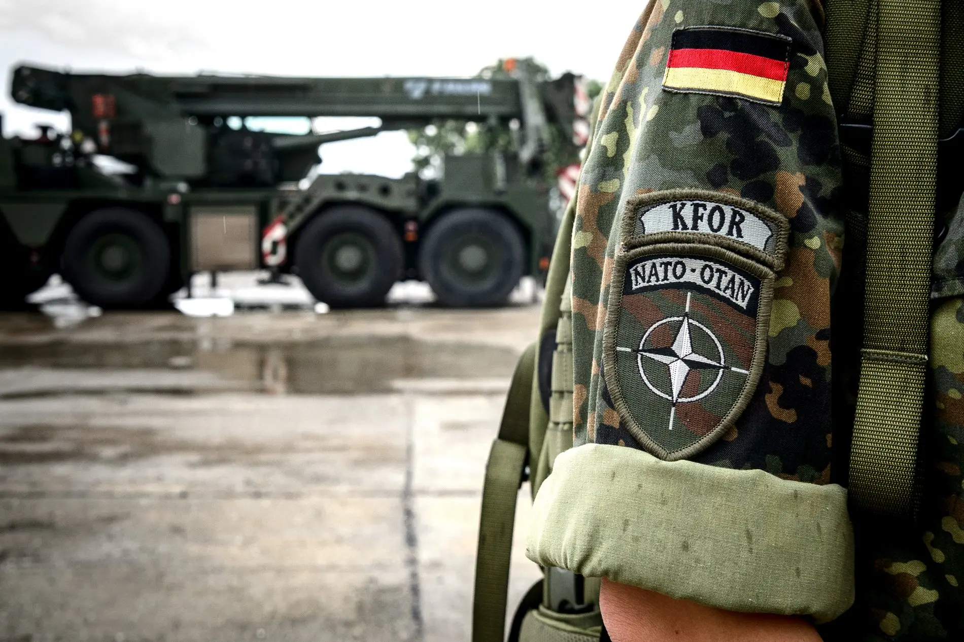 "Nato-Otan" steht auf dem Ärmelabzeichen einer Bundeswehrsoldatin der deutschen Kfor.