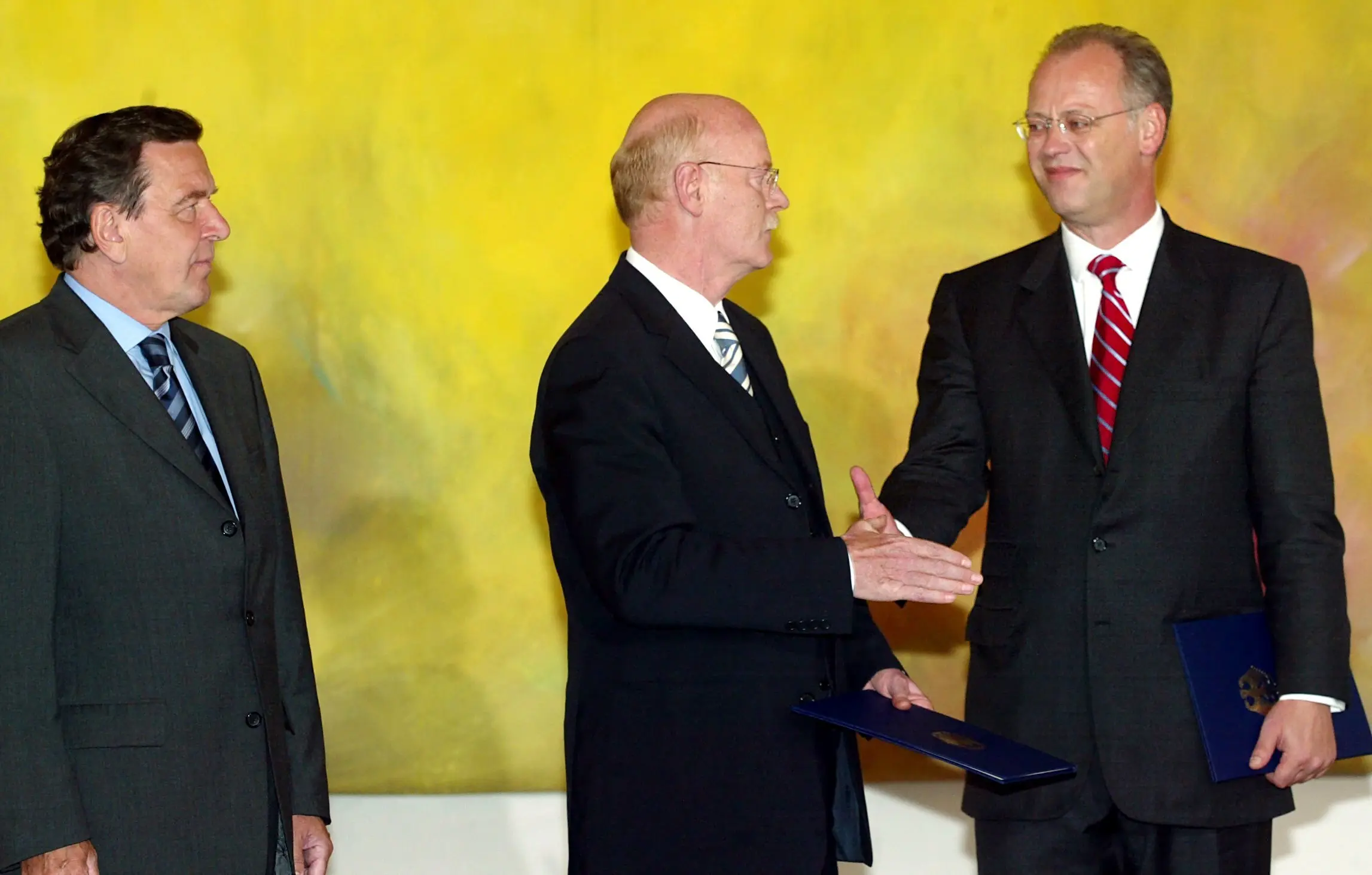 Bundesverteidigungsminister Rudolf Scharping mit Amtsnachfolger Peter Struck und Kanzler Gerhard Schröder Rudolf Scharping mit Peter Struck und Gerhard Schröder
