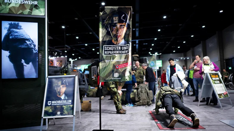 Besucher macht Liegestütze am Stand der Bundeswehr auf der Grünen Woche