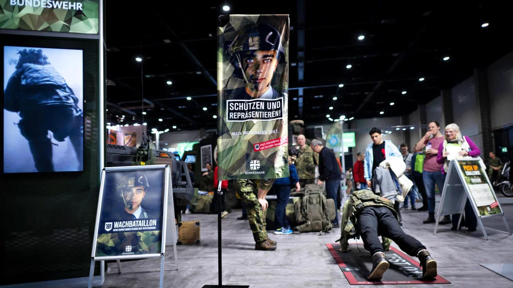 Besucher macht Liegestütze am Stand der Bundeswehr auf der Grünen Woche