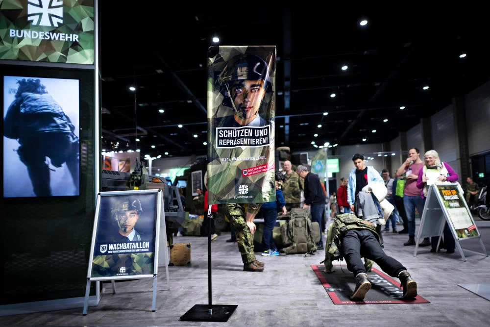 Besucher macht Liegestütze am Stand der Bundeswehr auf der Grünen Woche