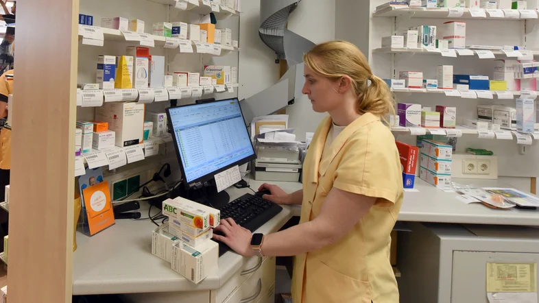 Eine Apothekerin am Arbeitsplatz