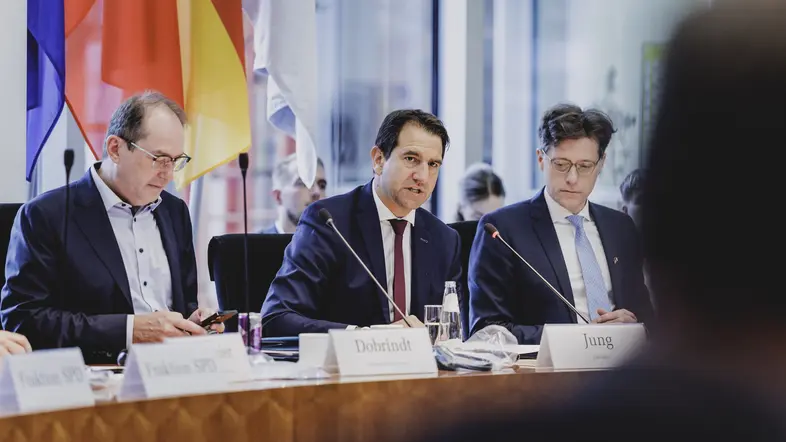 Der Co-Vorsitzende der Versammlung, Andreas Jung (CDU, Mitte) mit Bundesinnenminister Alexander Dobrindt (CSU, links) bei der Sondersitzung am Mittwoch in Berlin