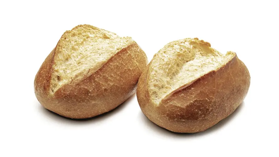 Nahaufnahme zweier Brötchen Nahaufnahme zweier Brötchen vor weißem Hintergrund
