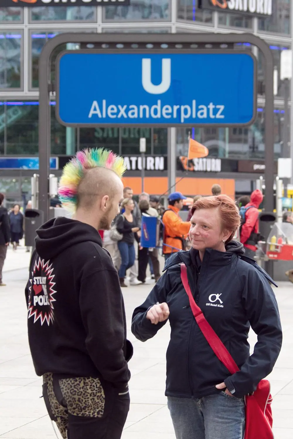 Pädagogin Ines  Fornaçon (r.) spricht auf dem Berliner Alexanderplatz mit einem jungen Menschen.