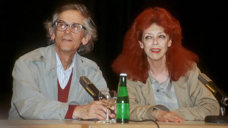 Christo und Jeanne-Claude bei einer Pressekonferenz