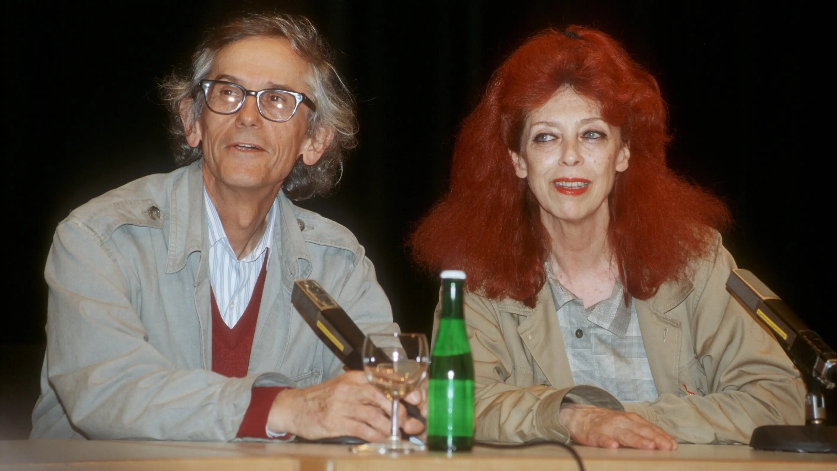 Christo und Jeanne-Claude bei einer Pressekonferenz