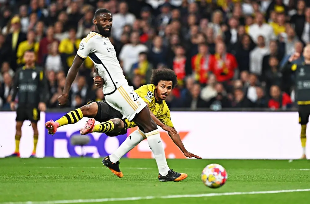 Antonio Ruediger und Karim Adeyemi auf einem Fußballfeld während eines Spiels