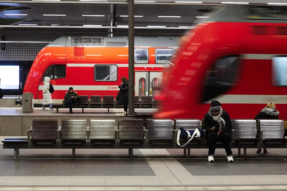 Deutschlandticket Reisende warten im Hauptbahnhof auf ihre Züge