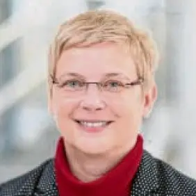 Kirsten Fuchs-Rechlin Porträt von Kirsten Fuchs-Rechlin mit kurzen blonden Haaren und einer Brille