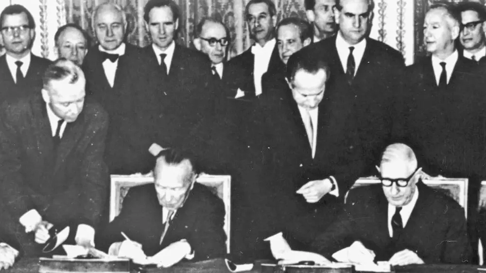 Vertragsunterzeichnung im Elysée-Palast Bundeskanzler Konrad Adenauer (li.) und Frankreichs Staatspräsident Charles de Gaulle am 22. Januar 1963
