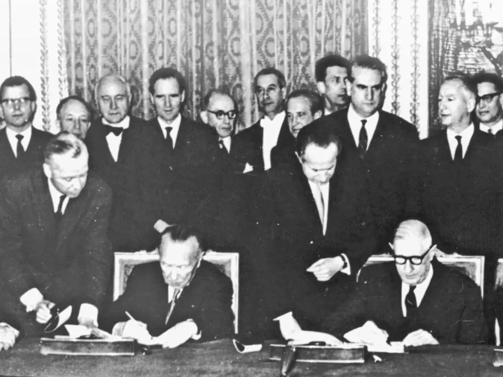 Vertragsunterzeichnung im Elysée-Palast Bundeskanzler Konrad Adenauer (li.) und Frankreichs Staatspräsident Charles de Gaulle am 22. Januar 1963