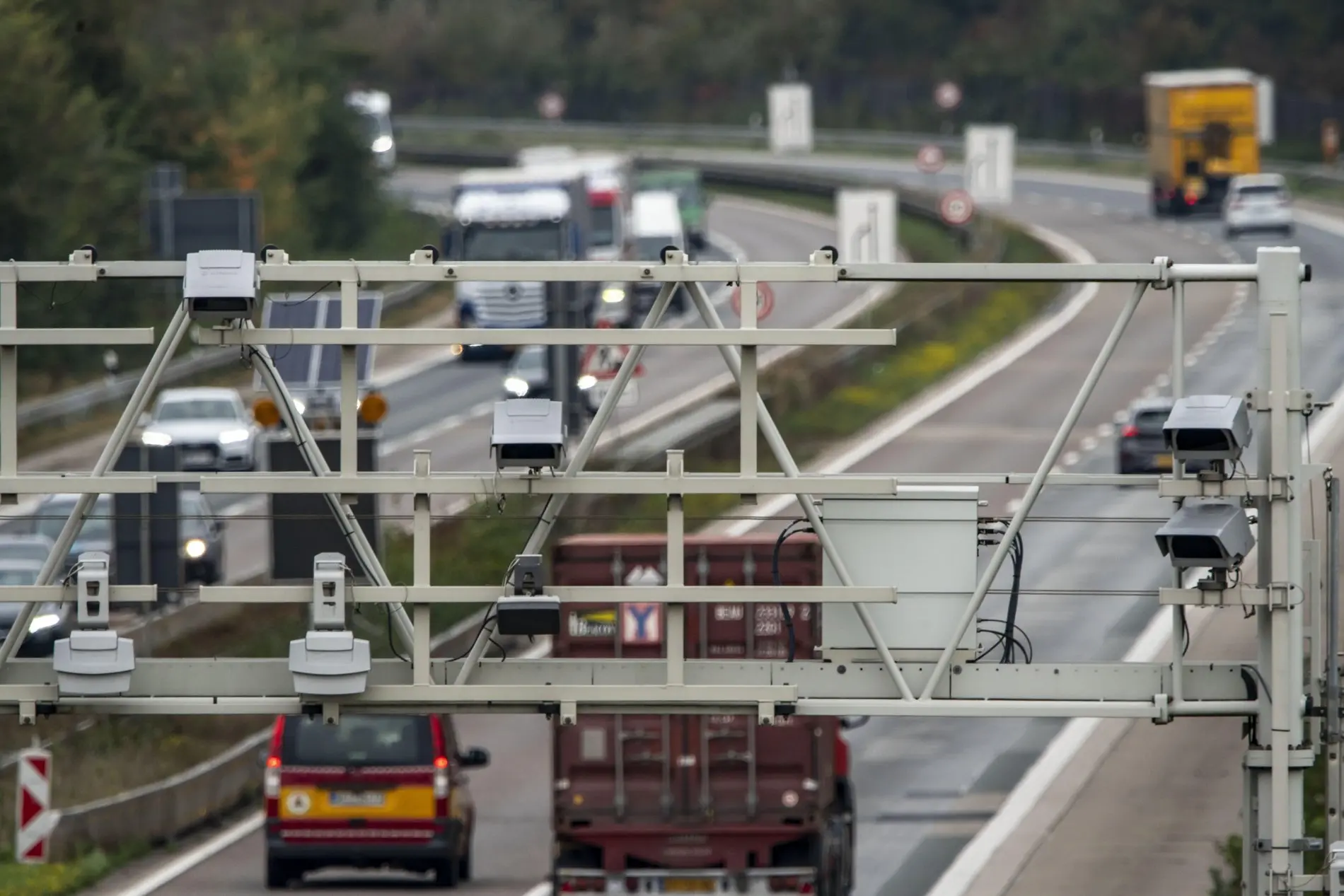 Sensoren einer Mautbrücke Foto von Sensoren an einer Mautbrücke