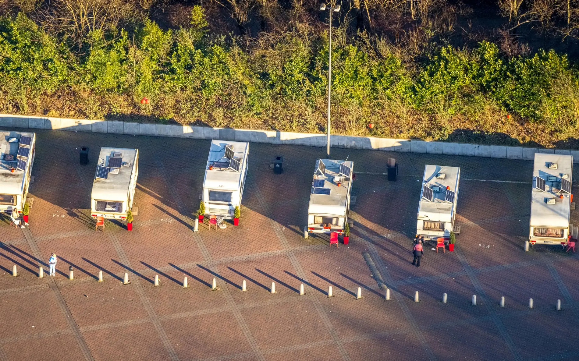 Wohnwagen auf einem Parkplatz bei Essen.