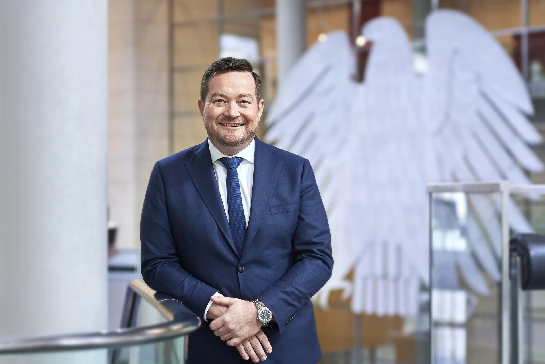 Uli Grötsch vor dem Bundestagsadler