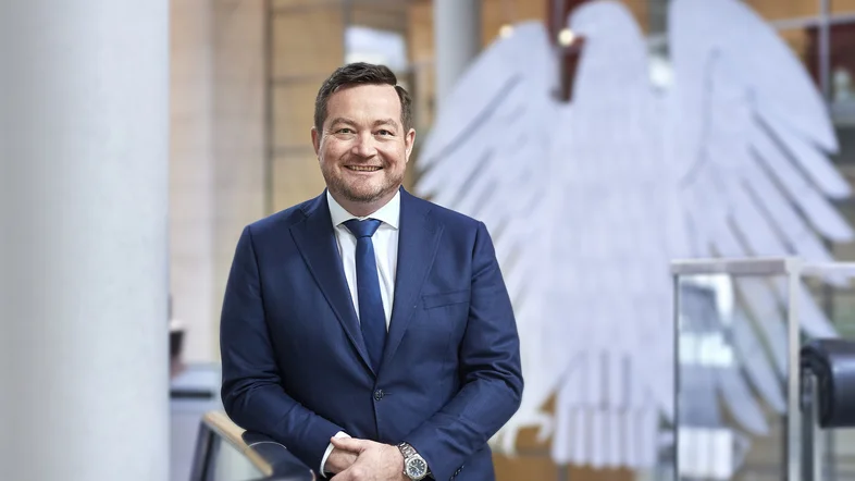 Uli Grötsch vor dem Bundestagsadler