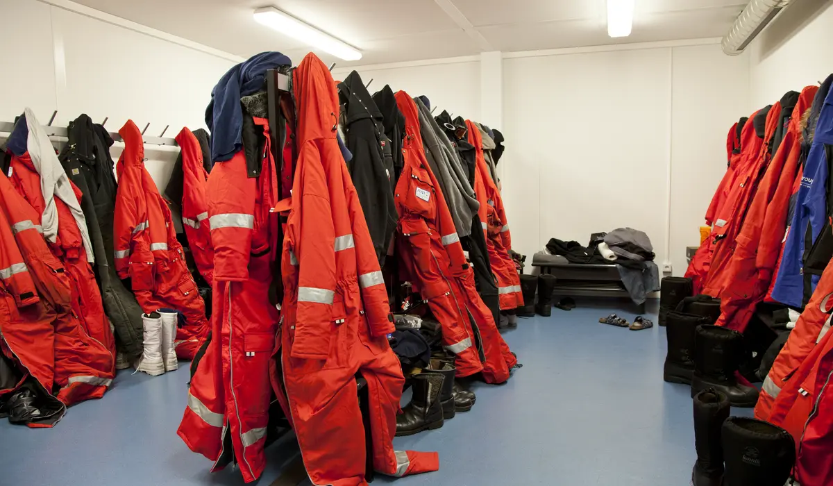 Rote Polarkleidung auf der Neumayer-Station