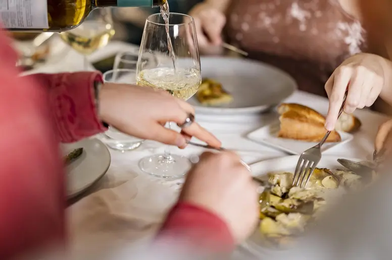 Menschen beim Essen und Trinken