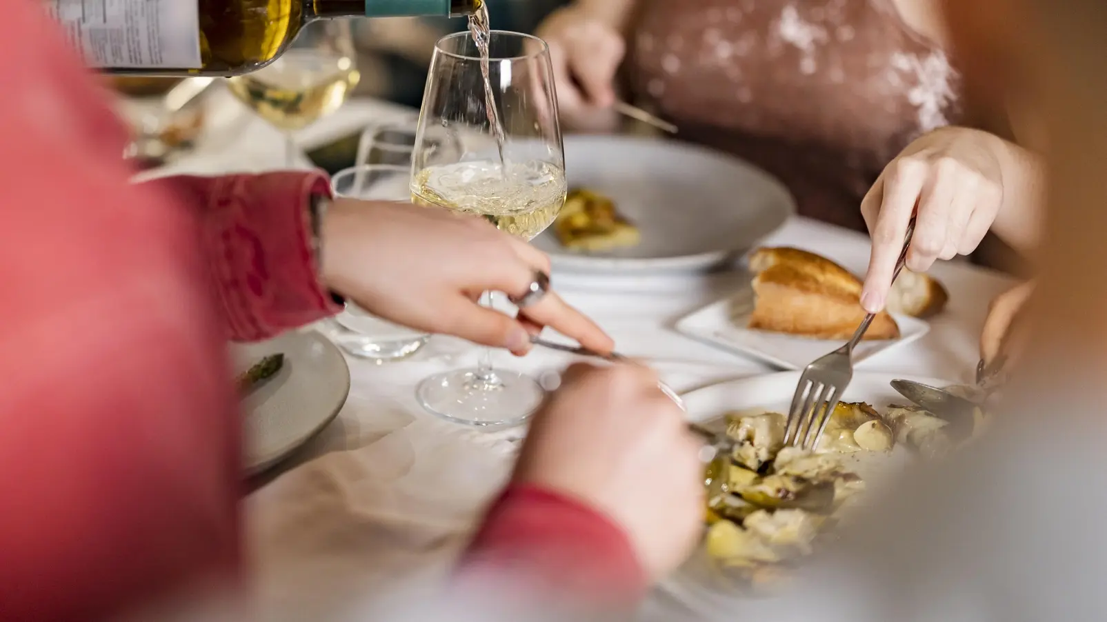 Menschen beim Essen und Trinken
