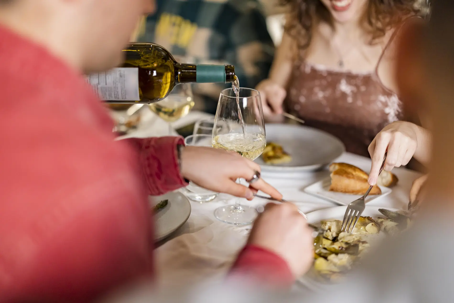 Menschen beim Essen und Trinken