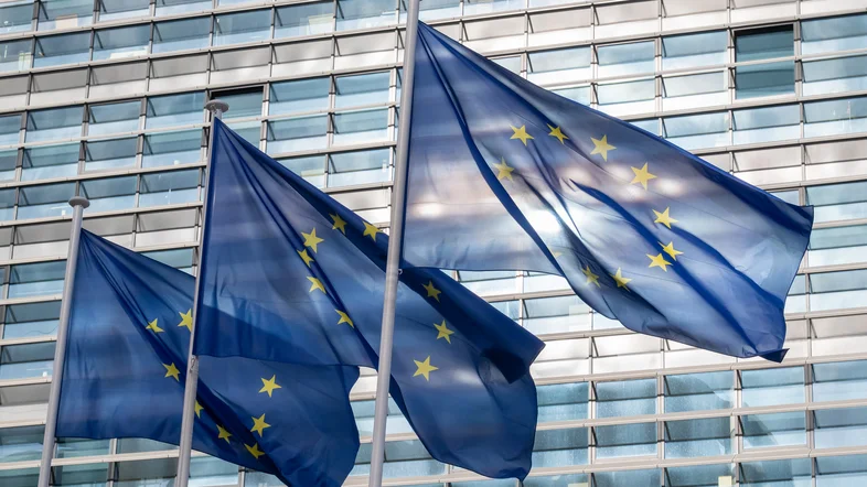 EU-Flaggen vor dem Europäischen Parlament