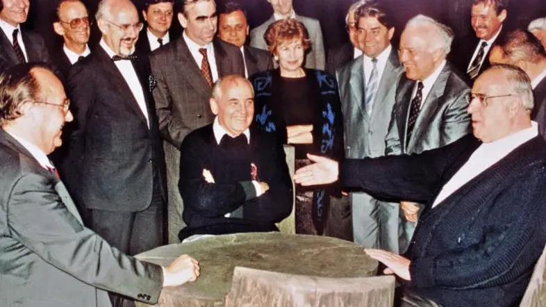 Michael Gorbatschow mit Kanzler Helmut Kohl und Außenminister Hans-Dietrich Genscher