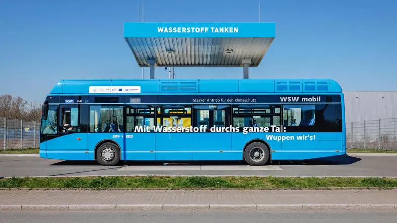 Wuppertaler Wasserstoffbus tankt H2 Wasserstoff an einer H2 Wasserstofftankstelle.