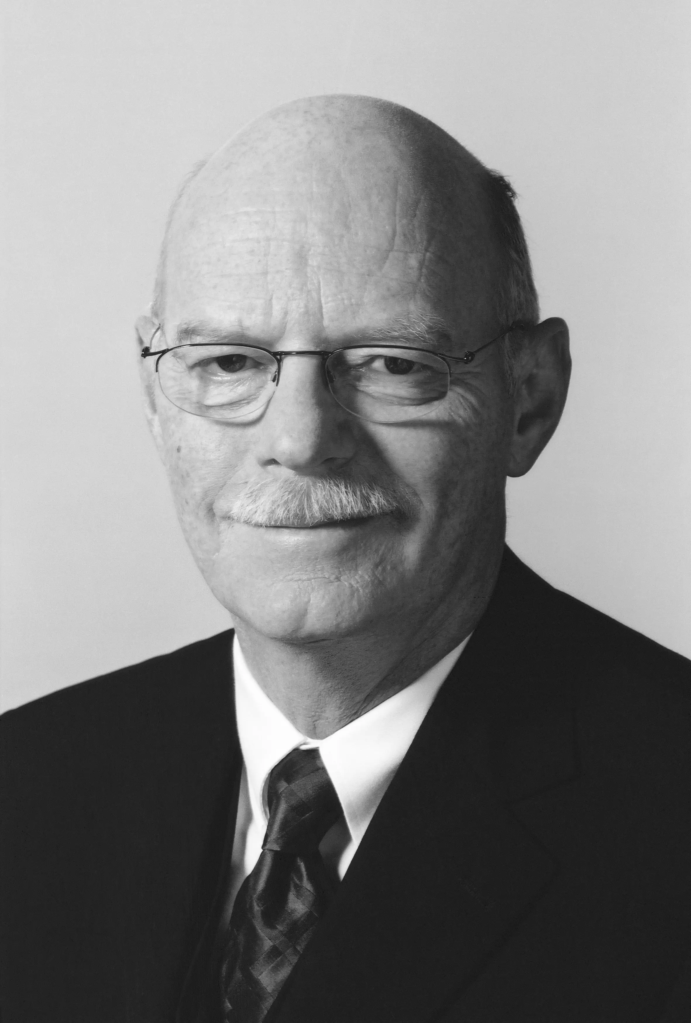 Porträt von Peter Struck mit Brille und Schnauzbart