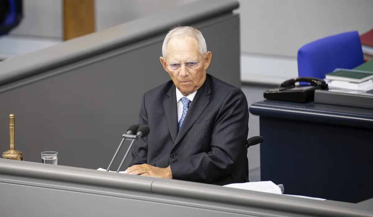 Wolfgang Schäuble auf seinem Sitz im Plenarsaal
