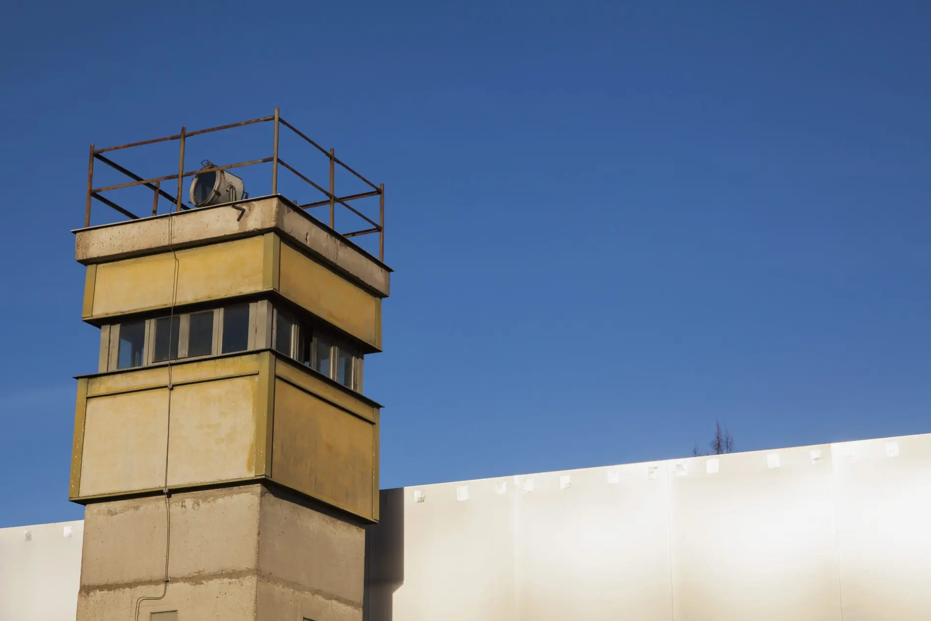 Alter Wachtturm am Berliner Mauer Denkmal