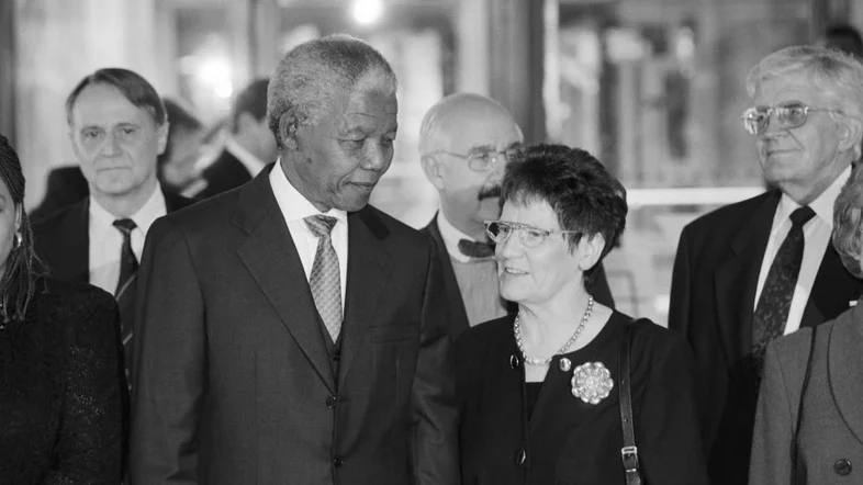 Südafrikas Präsident Nelson Mandela mit Bundestagspräsidentin Rita Süssmuth