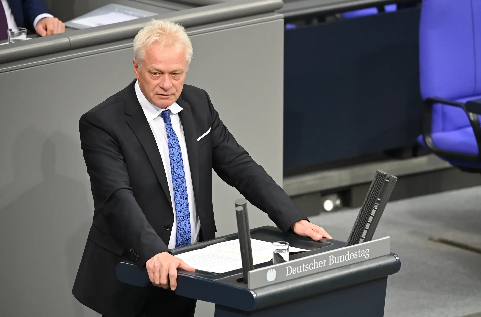 Alois Rainer spricht im Plenarsaal im Bundestag zu den Abgeordneten