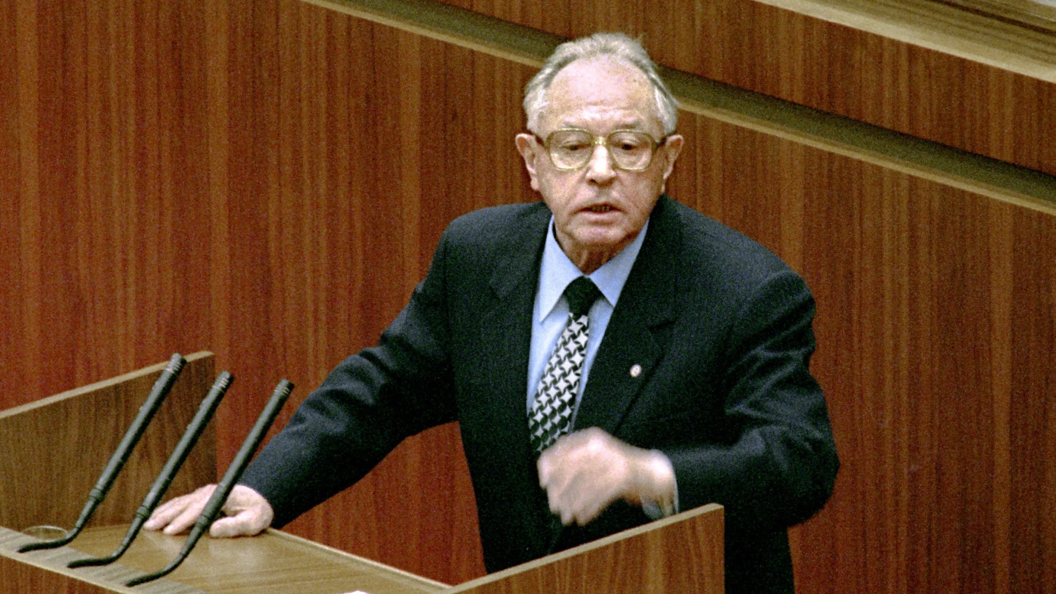 Erich Mielke am Rednerpult der Volkskammer
