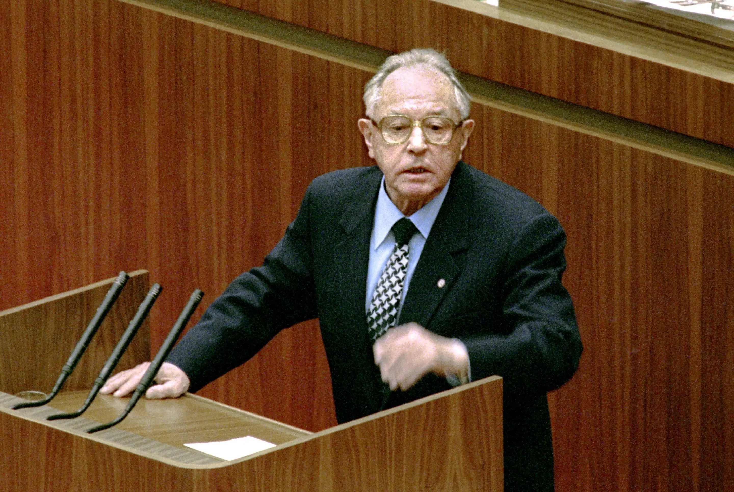 Erich Mielke am Rednerpult der Volkskammer
